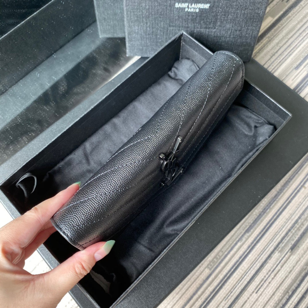 Taschen in Schwarz, Rot, Hellblau, Dunkelgrün und Cremeweiß