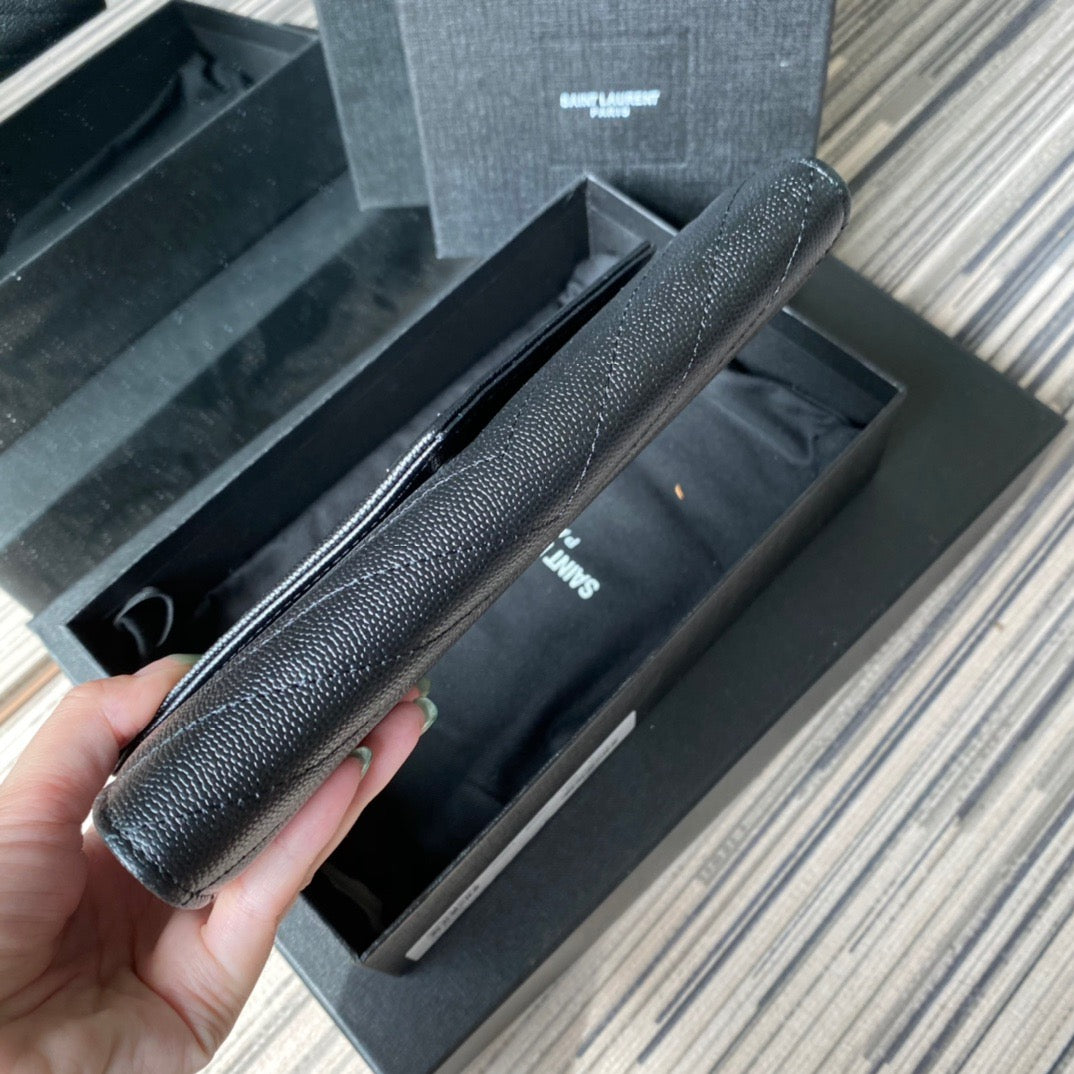 Taschen in Schwarz, Rot, Hellblau, Dunkelgrün und Cremeweiß