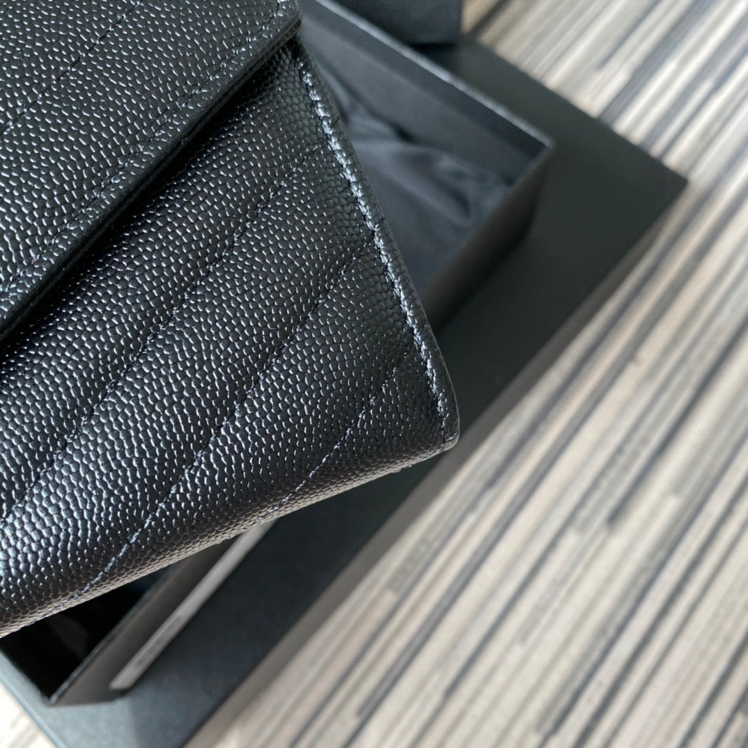 Taschen in Schwarz, Rot, Hellblau, Dunkelgrün und Cremeweiß