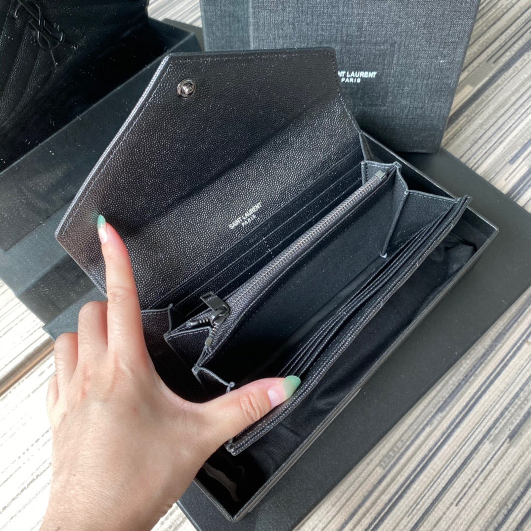 Taschen in Schwarz, Rot, Hellblau, Dunkelgrün und Cremeweiß