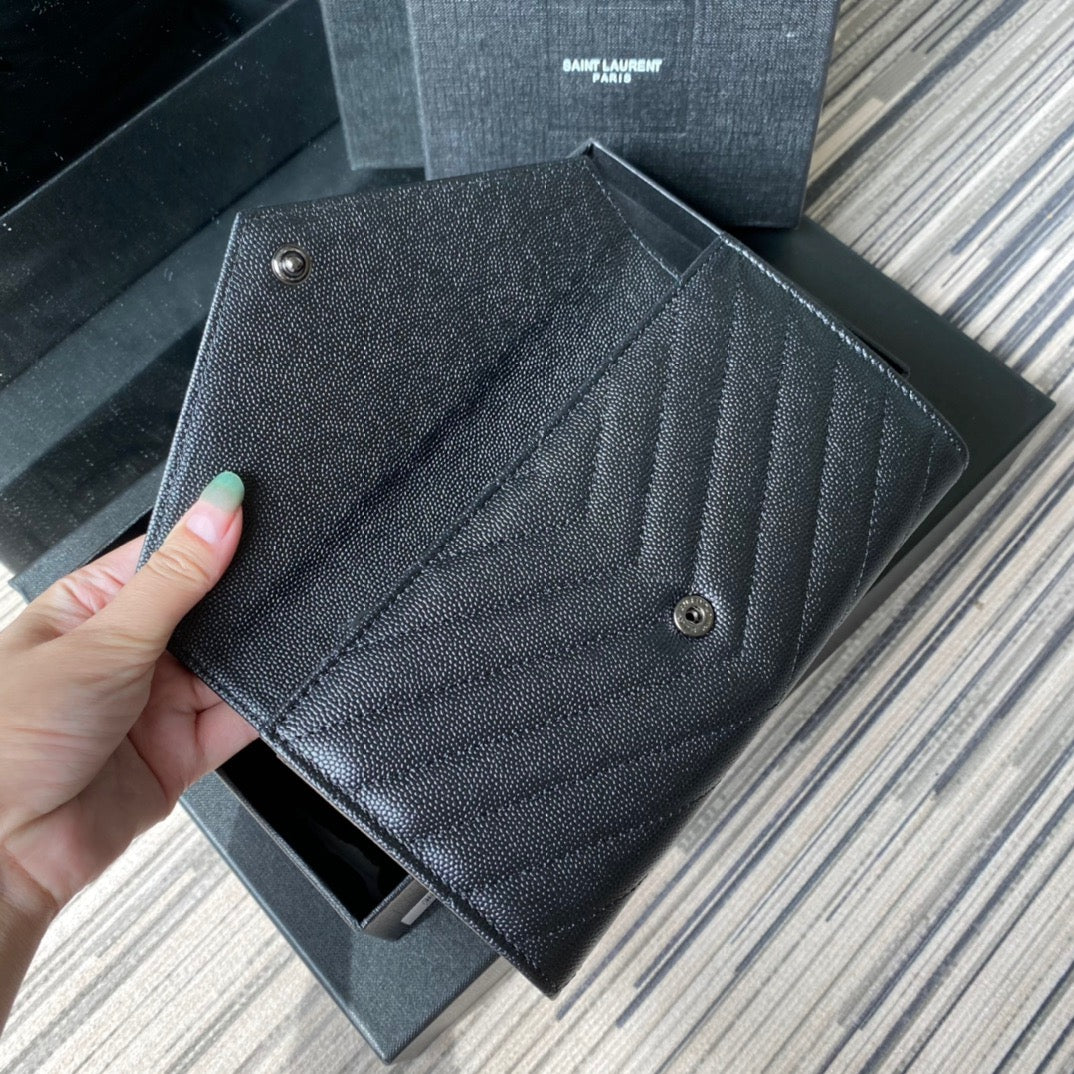 Taschen in Schwarz, Rot, Hellblau, Dunkelgrün und Cremeweiß