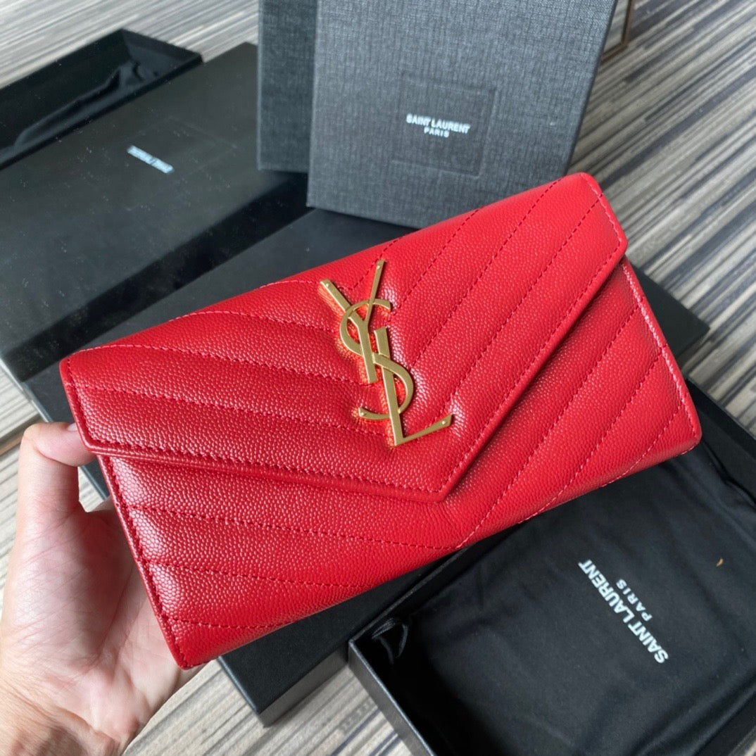 Taschen in Schwarz, Rot, Hellblau, Dunkelgrün und Cremeweiß