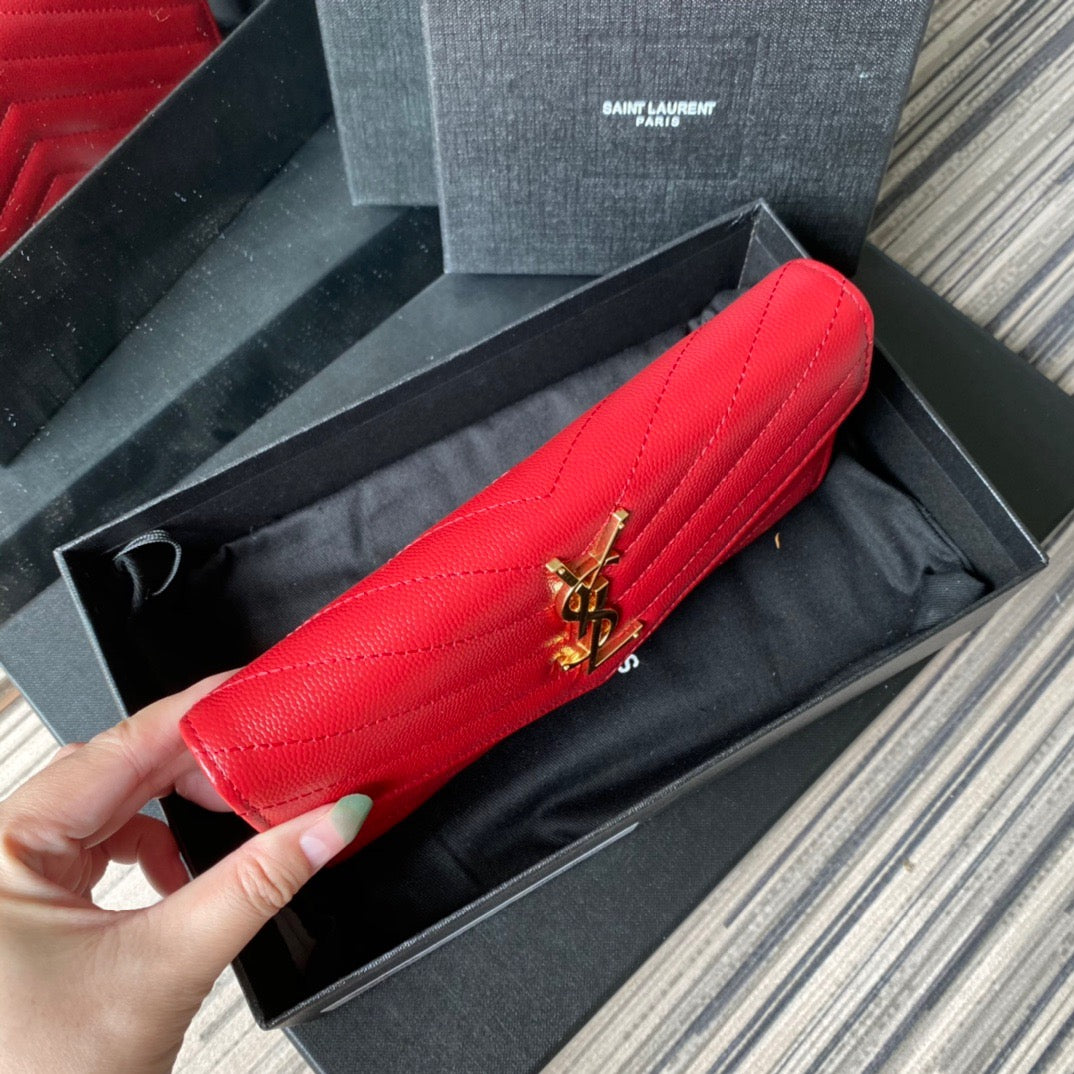 Taschen in Schwarz, Rot, Hellblau, Dunkelgrün und Cremeweiß
