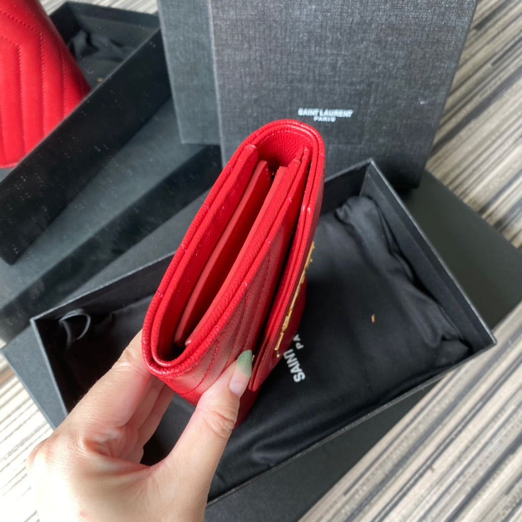 Taschen in Schwarz, Rot, Hellblau, Dunkelgrün und Cremeweiß