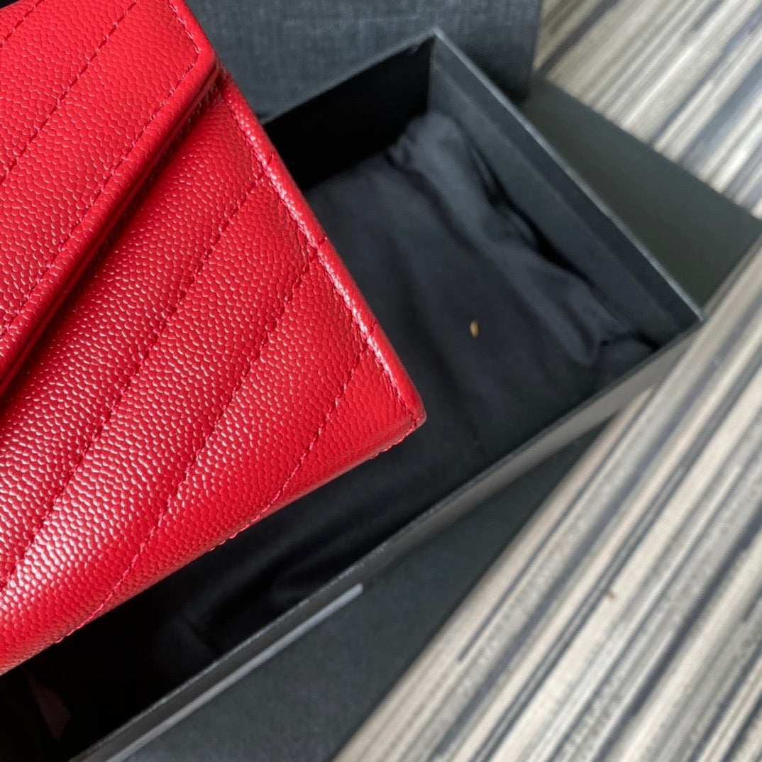 Taschen in Schwarz, Rot, Hellblau, Dunkelgrün und Cremeweiß