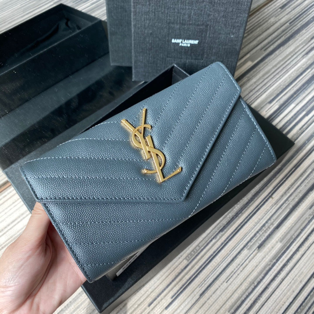 Taschen in Schwarz, Rot, Hellblau, Dunkelgrün und Cremeweiß