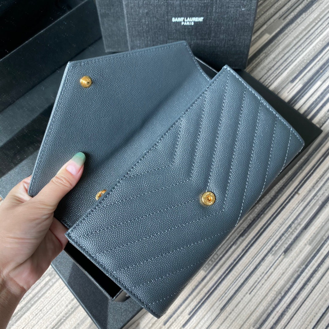 Taschen in Schwarz, Rot, Hellblau, Dunkelgrün und Cremeweiß