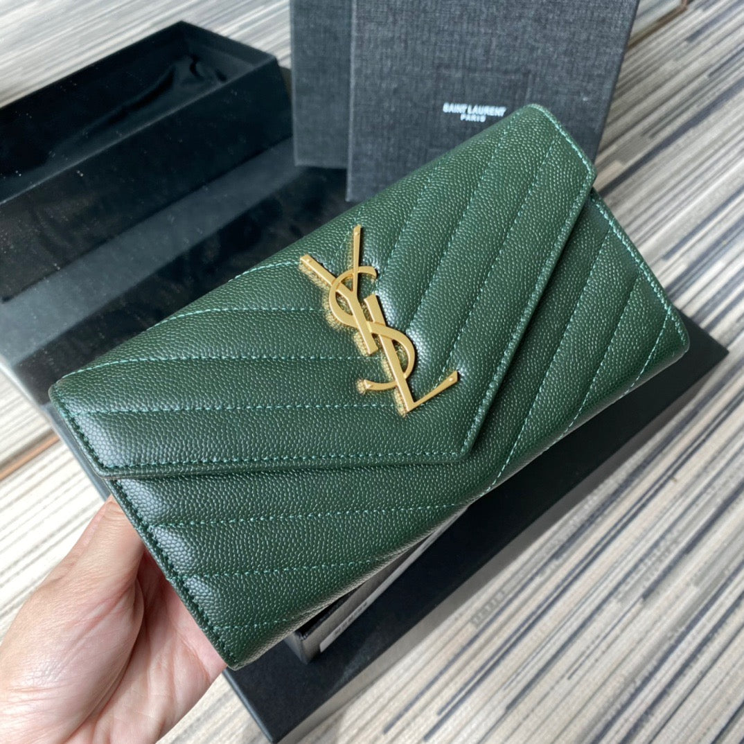 Taschen in Schwarz, Rot, Hellblau, Dunkelgrün und Cremeweiß