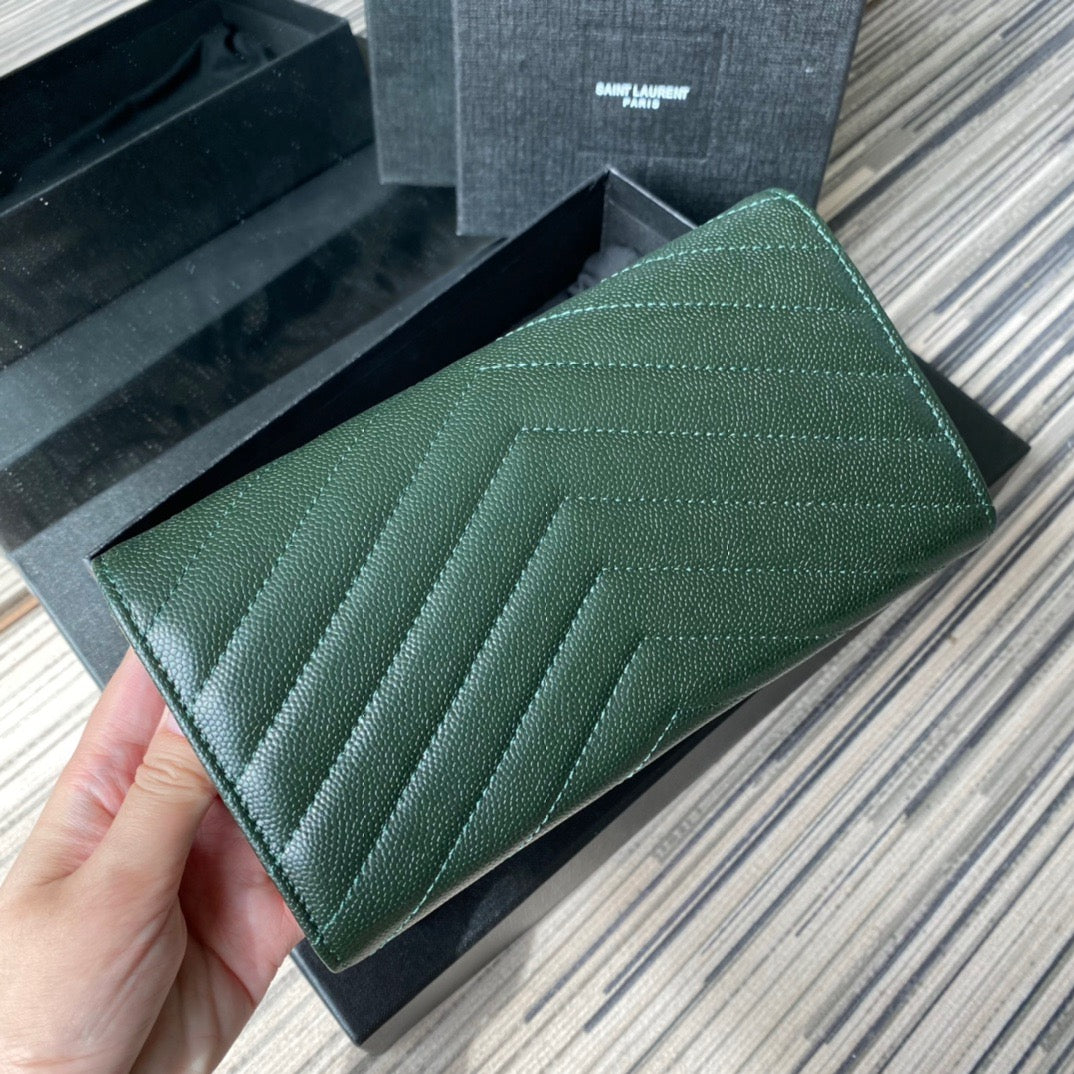 Taschen in Schwarz, Rot, Hellblau, Dunkelgrün und Cremeweiß