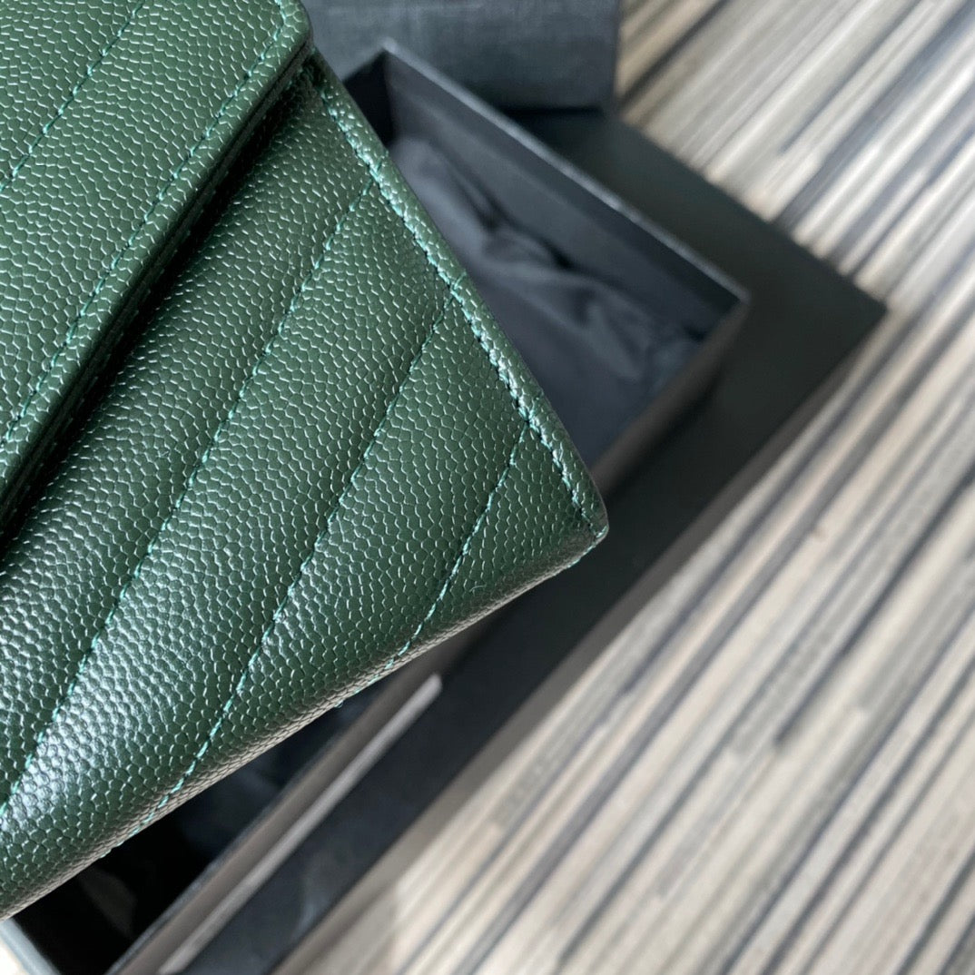 Taschen in Schwarz, Rot, Hellblau, Dunkelgrün und Cremeweiß