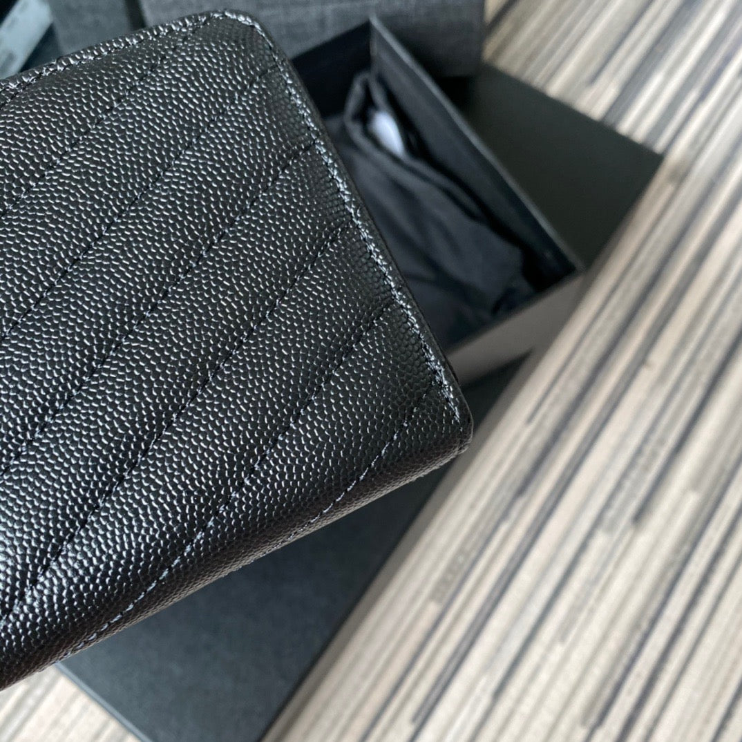 Schwarze, cremefarbene und rote Taschen