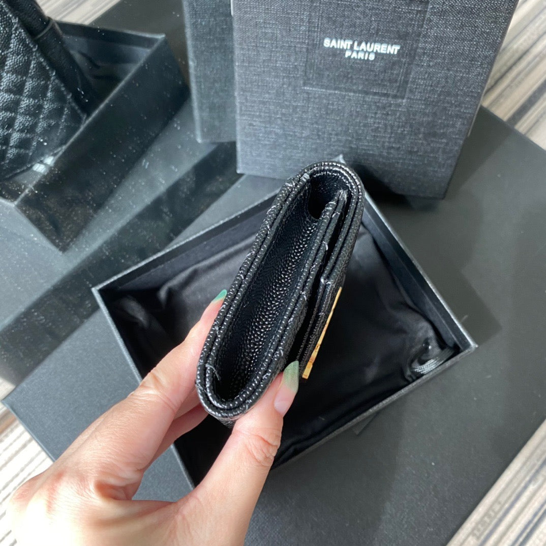 Taschen in Schwarz, Rot, Hellblau, Gold und Cremeweiß