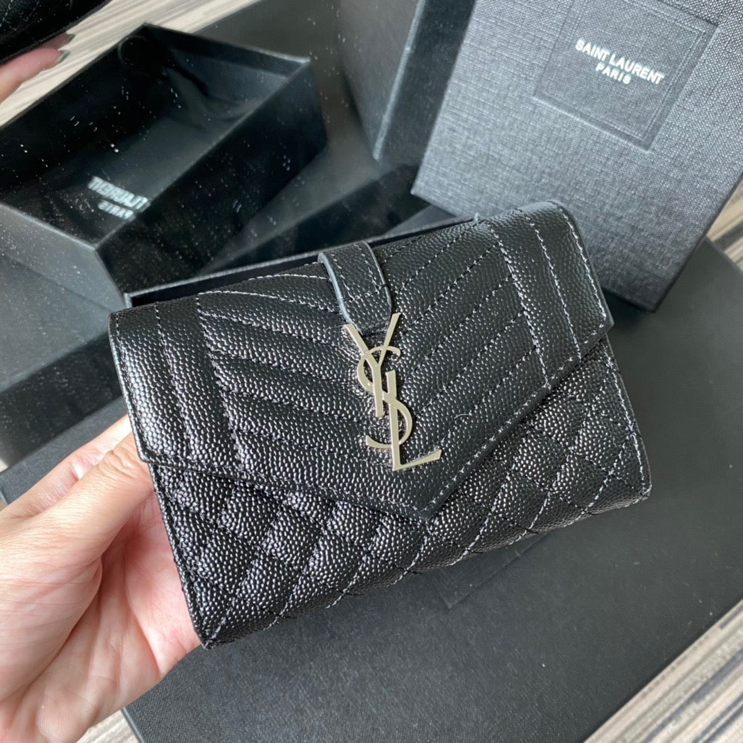 Taschen in Schwarz, Rot, Hellblau, Gold und Cremeweiß