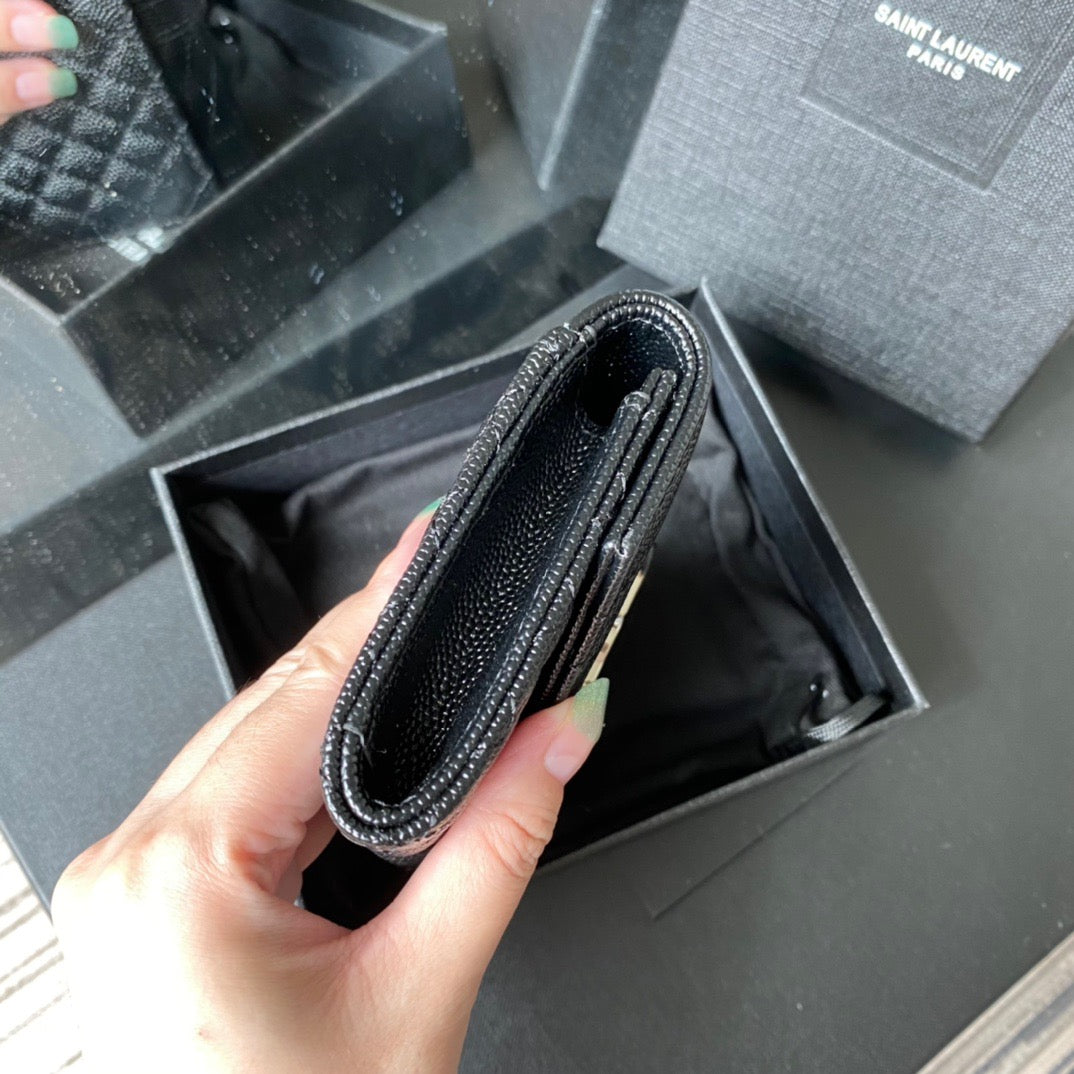 Taschen in Schwarz, Rot, Hellblau, Gold und Cremeweiß