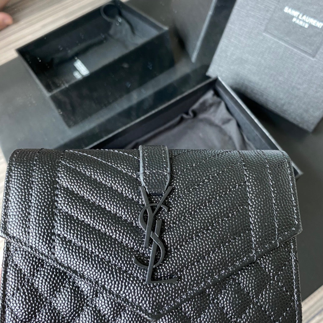 Taschen in Schwarz, Rot, Hellblau, Gold und Cremeweiß