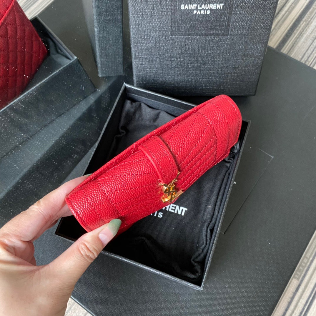 Taschen in Schwarz, Rot, Hellblau, Gold und Cremeweiß