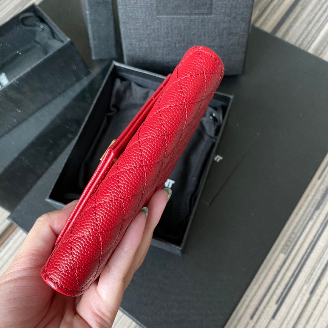 Taschen in Schwarz, Rot, Hellblau, Gold und Cremeweiß