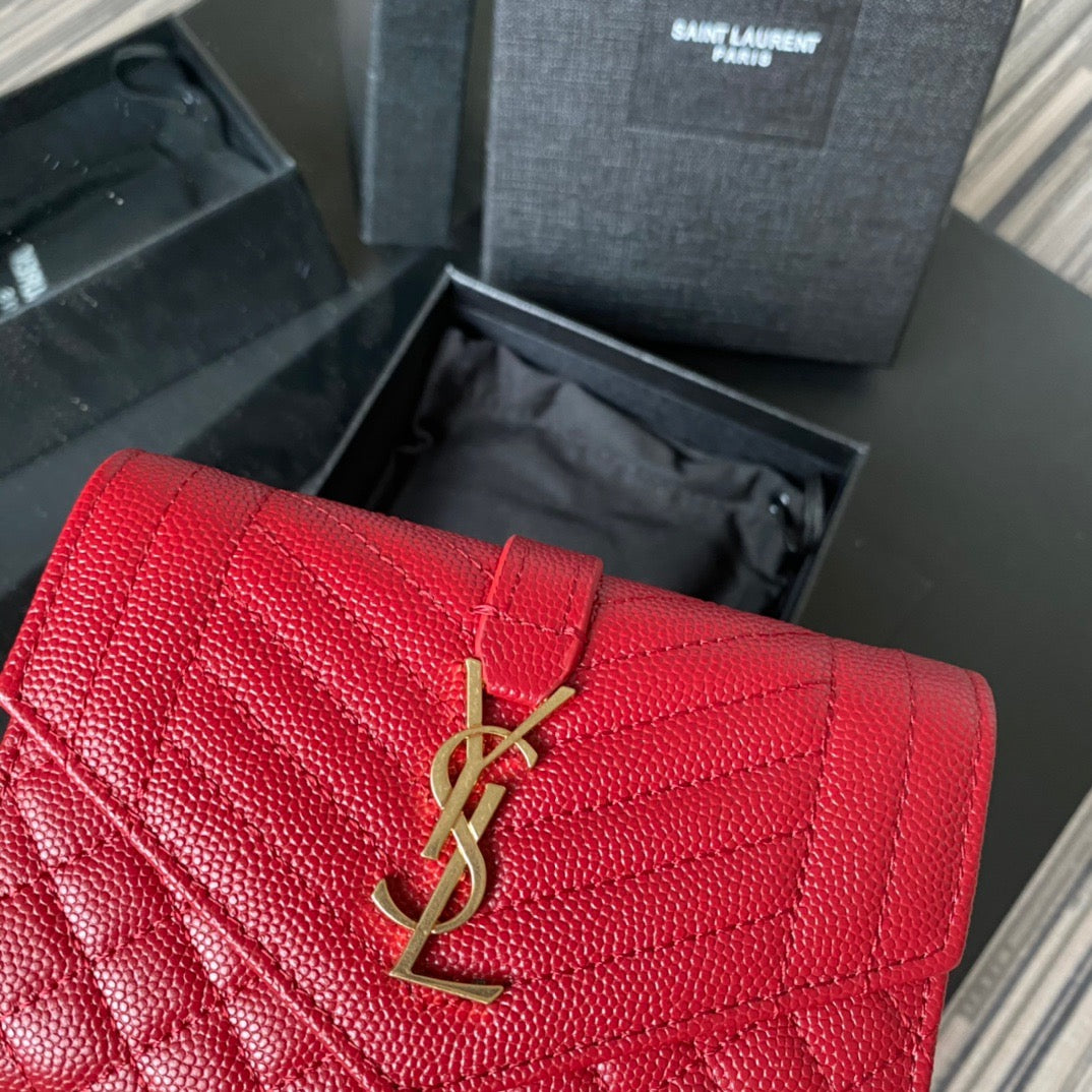 Taschen in Schwarz, Rot, Hellblau, Gold und Cremeweiß