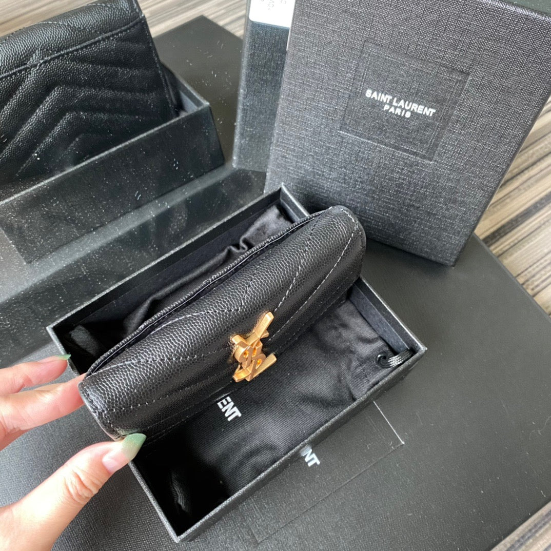 Taschen in Schwarz, Rot, Hellblau, Gold und Cremeweiß
