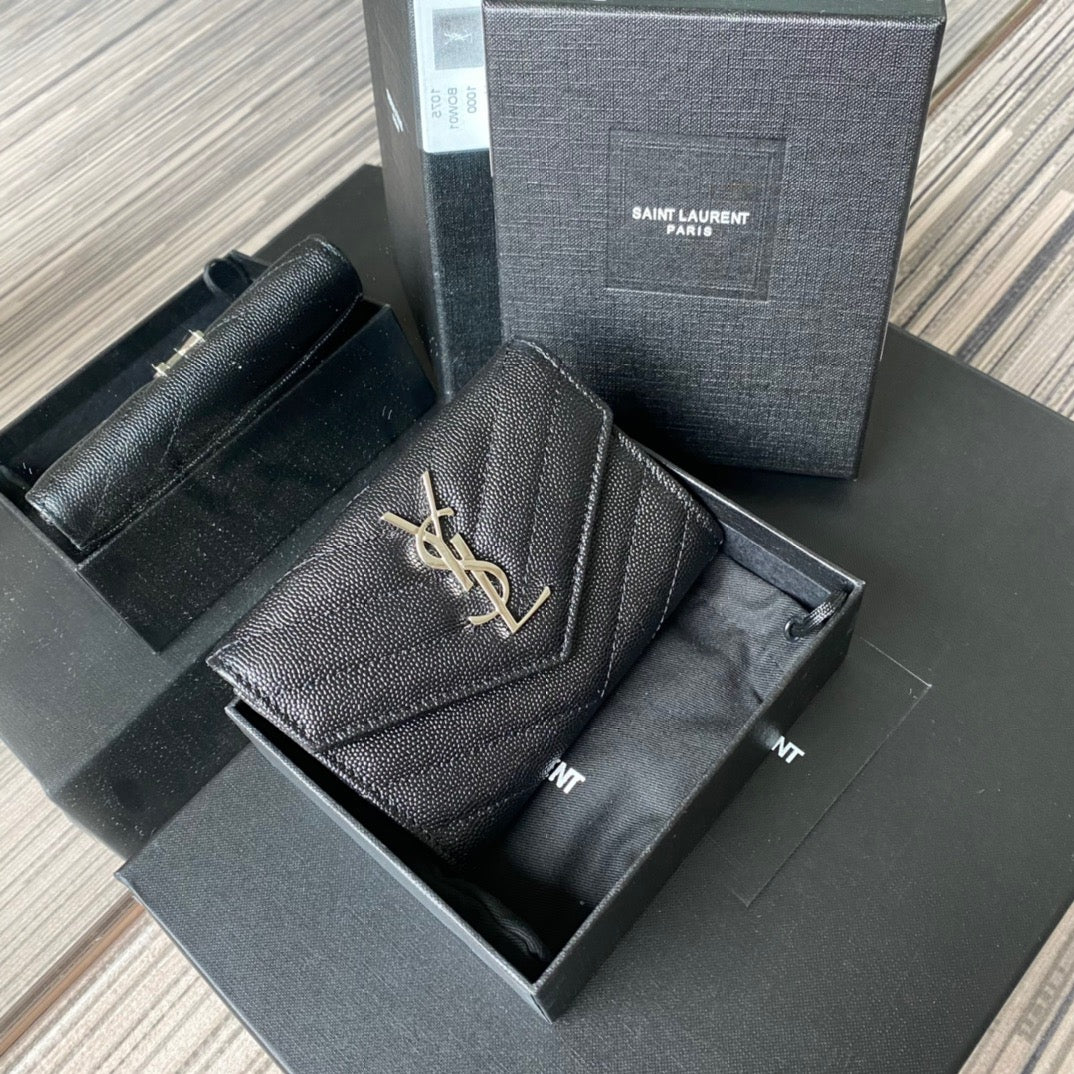 Taschen in Schwarz, Rot, Hellblau, Gold und Cremeweiß