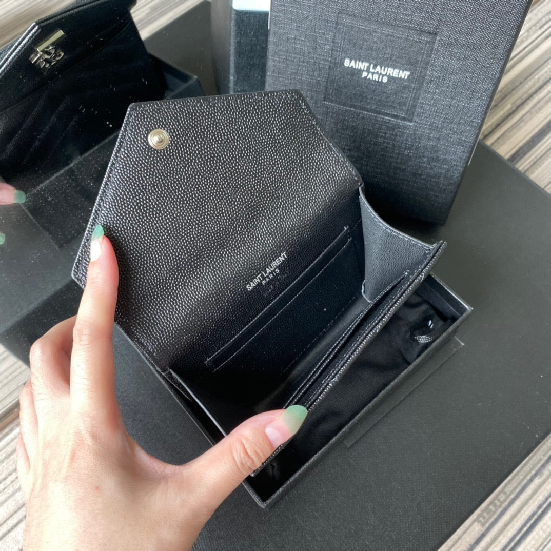 Taschen in Schwarz, Rot, Hellblau, Gold und Cremeweiß