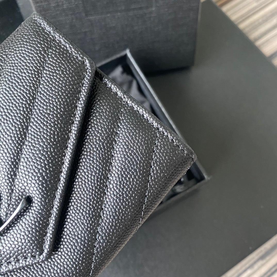 Taschen in Schwarz, Rot, Hellblau, Gold und Cremeweiß