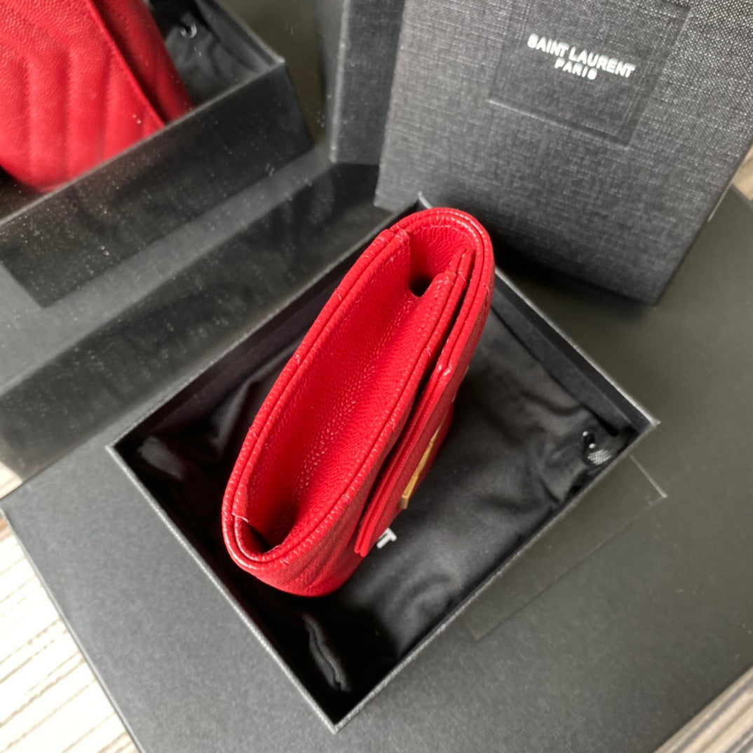 Taschen in Schwarz, Rot, Hellblau, Gold und Cremeweiß