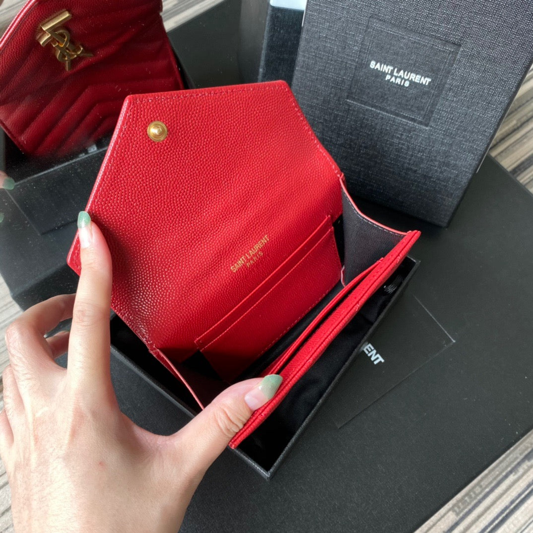 Taschen in Schwarz, Rot, Hellblau, Gold und Cremeweiß