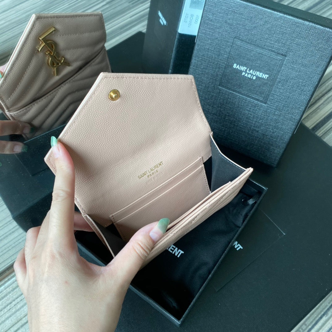Taschen in Schwarz, Rot, Hellblau, Gold und Cremeweiß