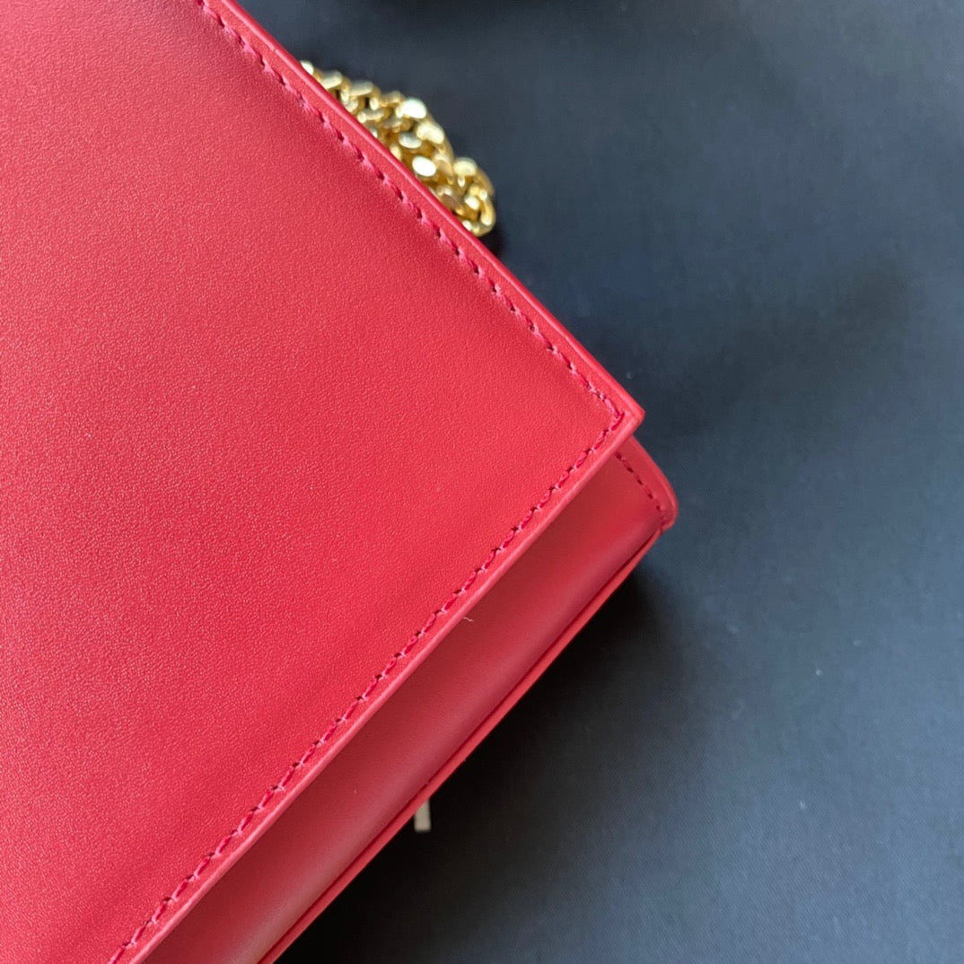 Rote, schwarze und cremefarbene Taschen