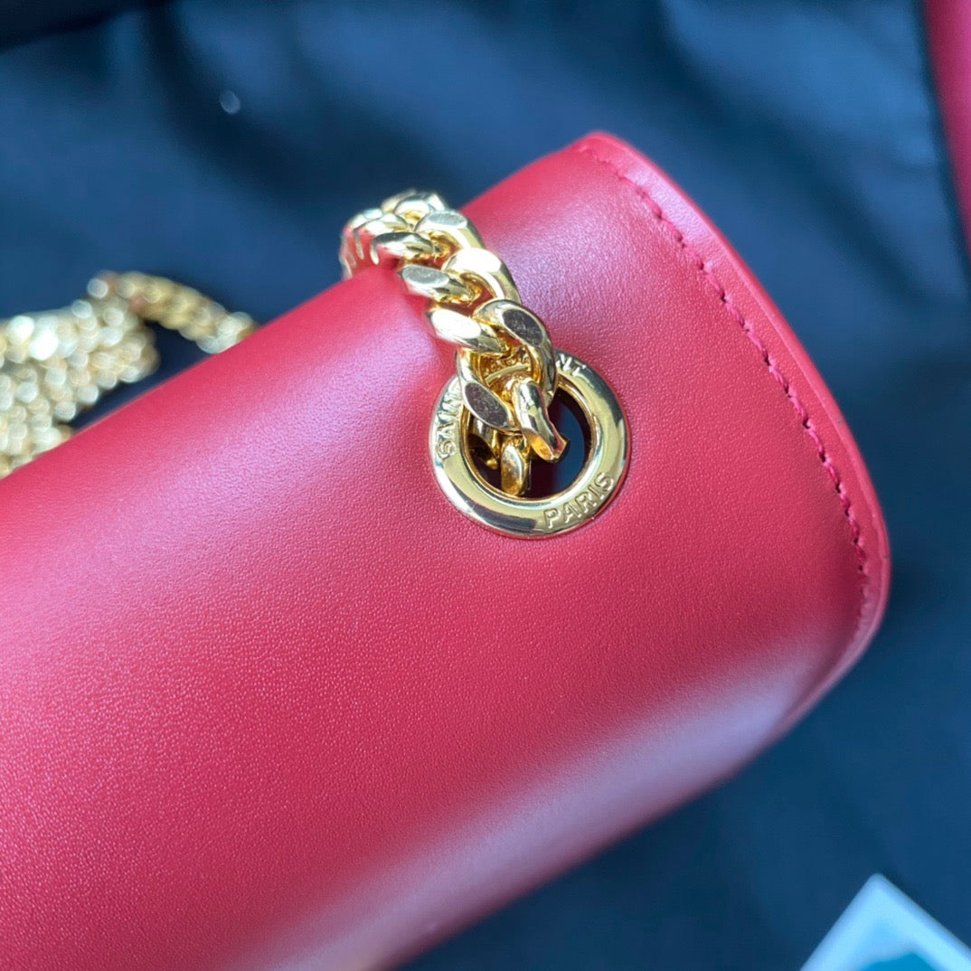 Rote, schwarze und cremefarbene Taschen