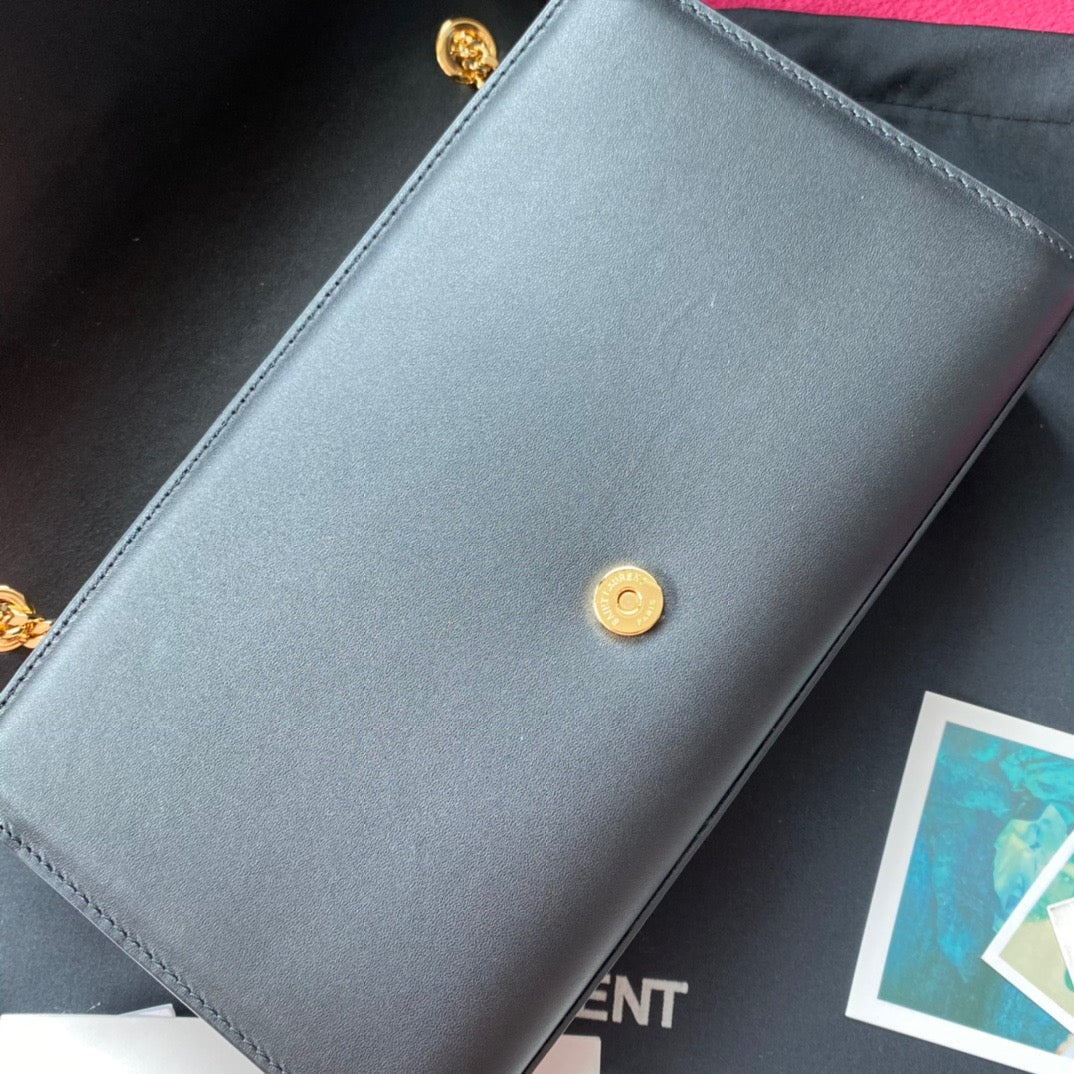 Rote, schwarze und cremefarbene Taschen
