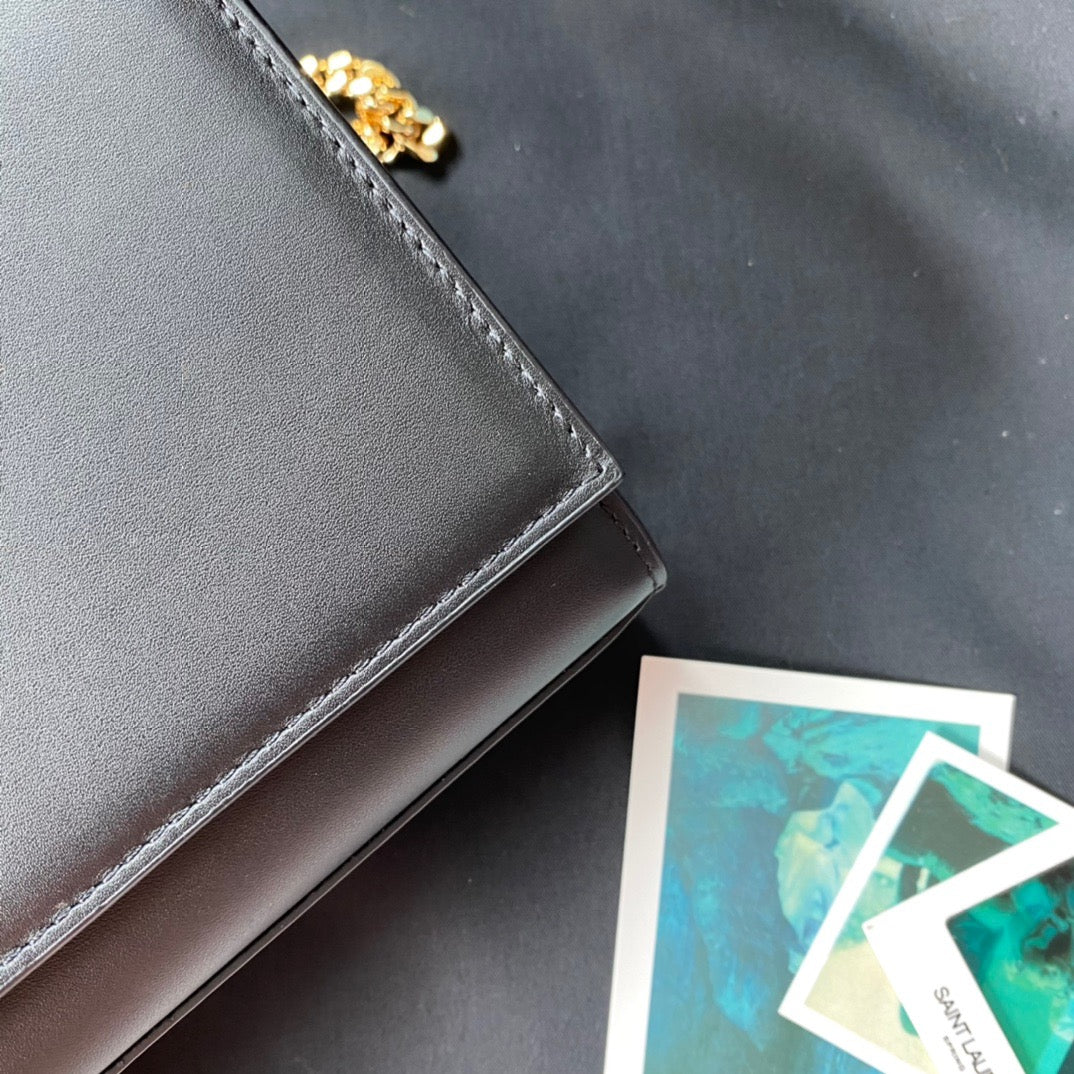Rote, schwarze und cremefarbene Taschen