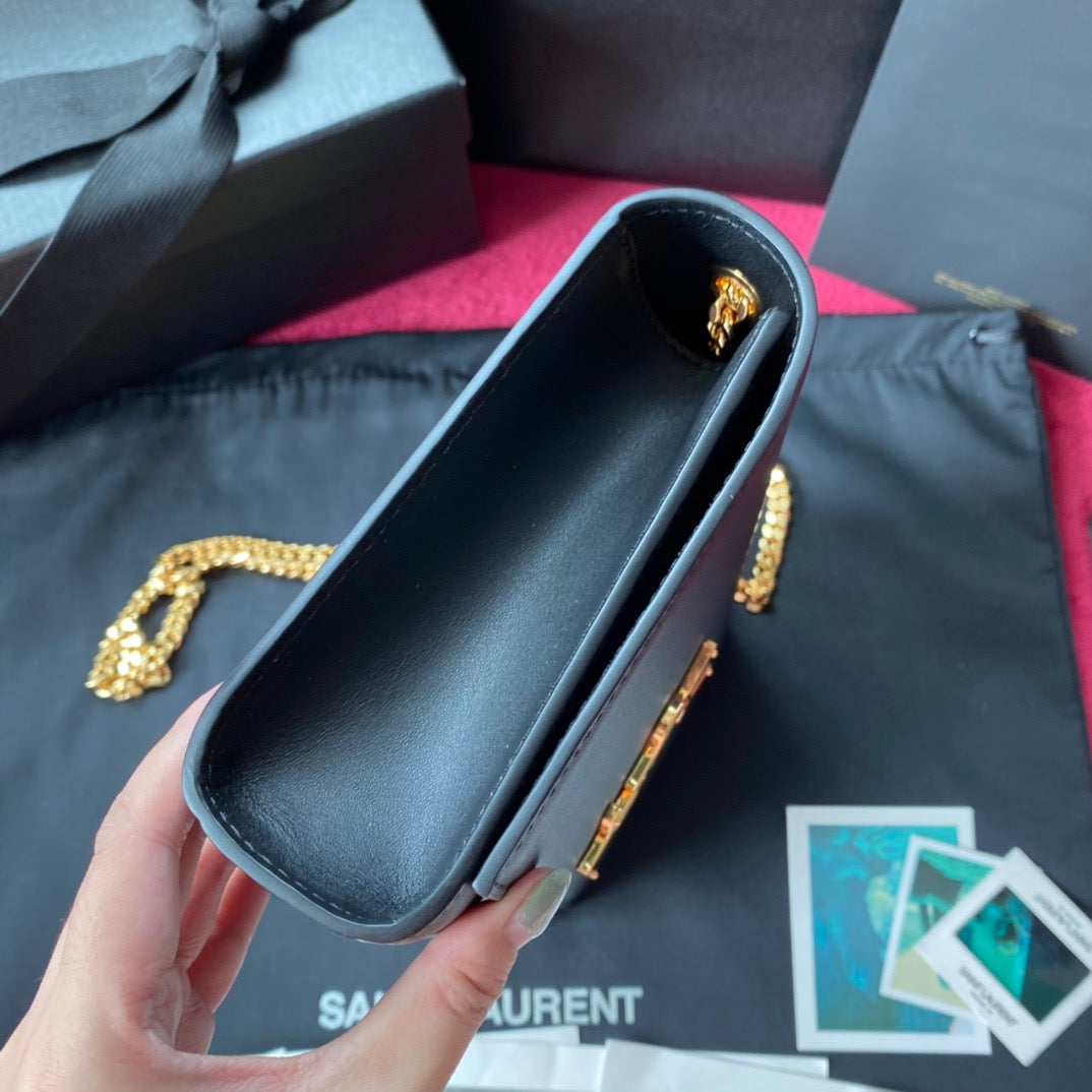 Rote, schwarze und cremefarbene Taschen