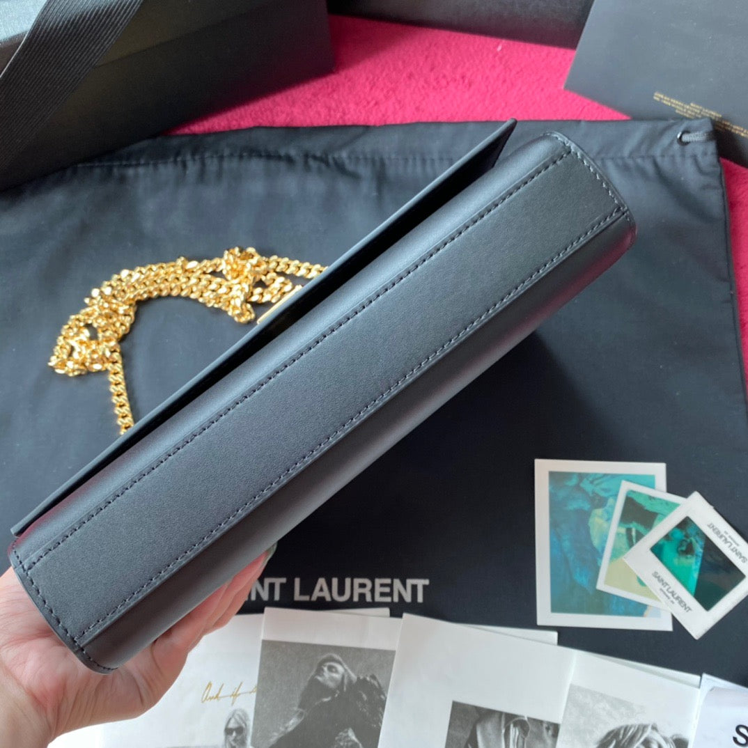 Rote, schwarze und cremefarbene Taschen