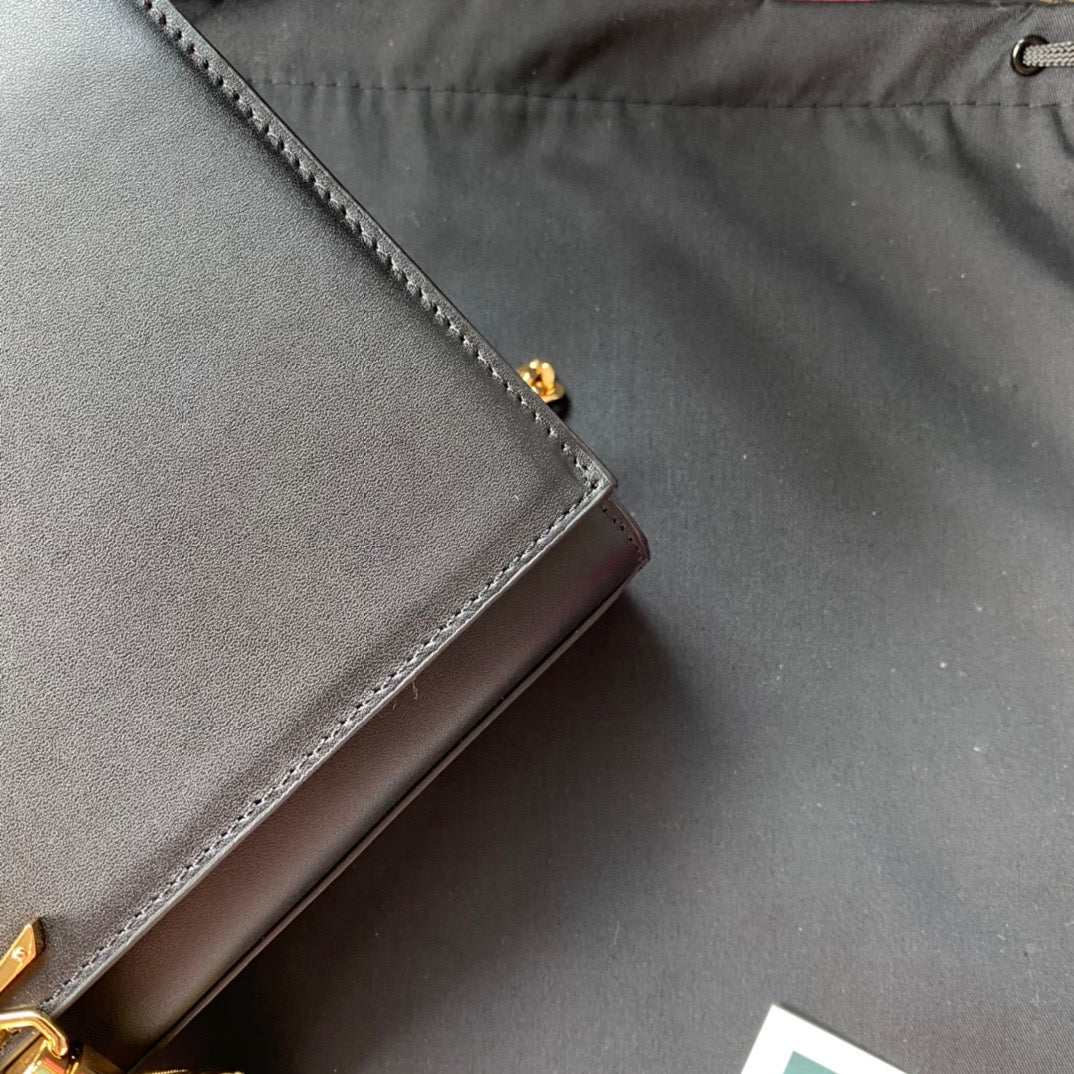 Rote, schwarze und cremefarbene Taschen