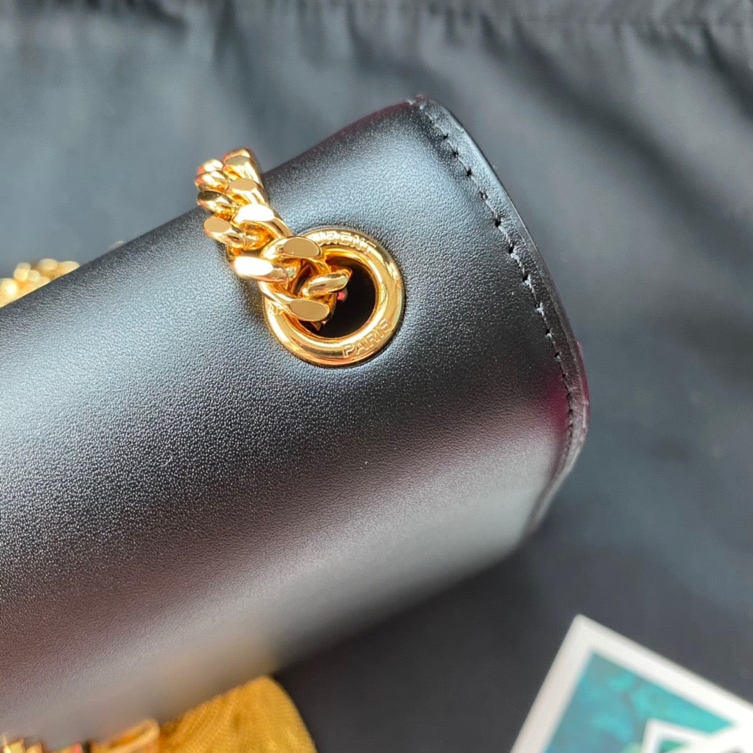 Rote, schwarze und cremefarbene Taschen