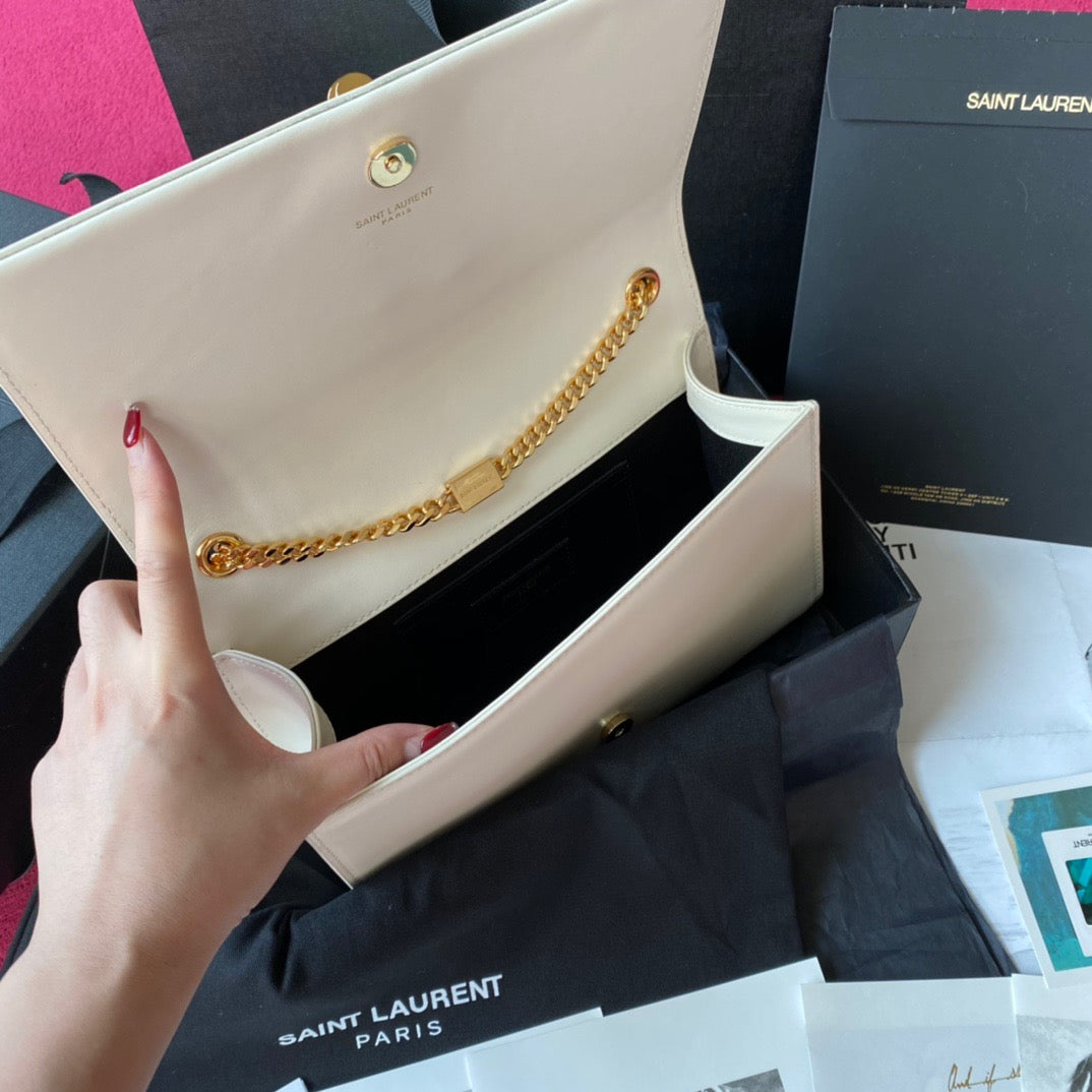Rote, schwarze und cremefarbene Taschen