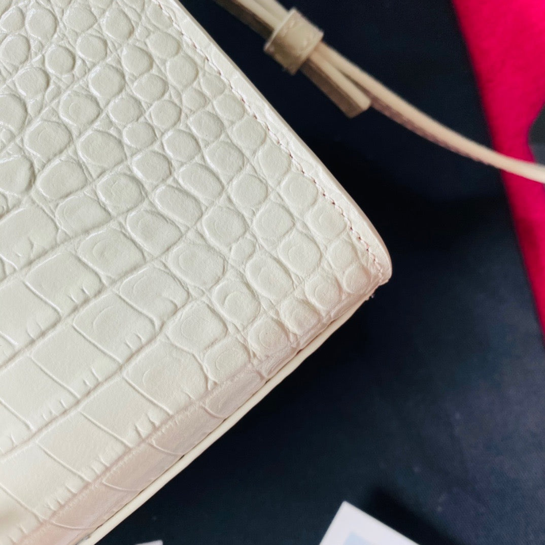 Off-White und schwarze Taschen