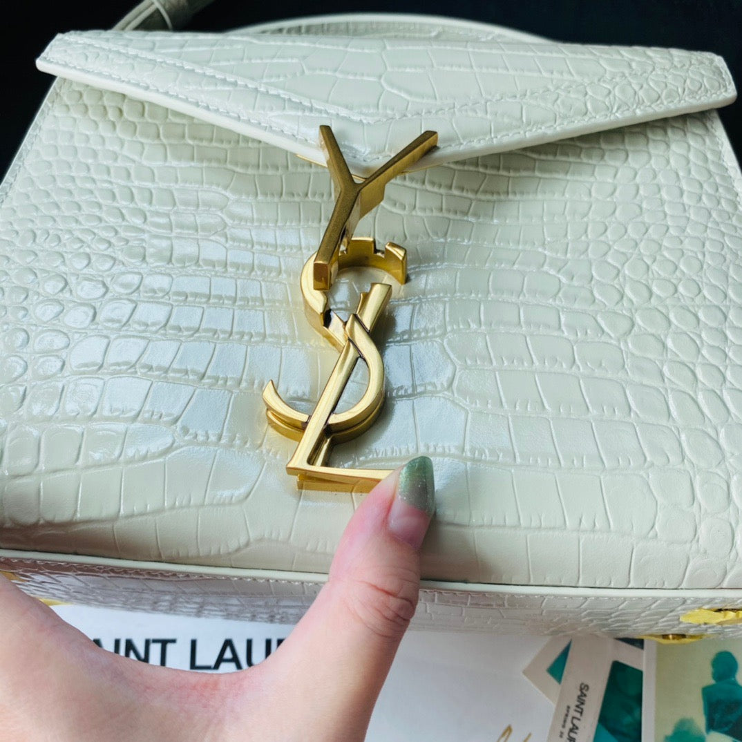 Off-White und schwarze Taschen