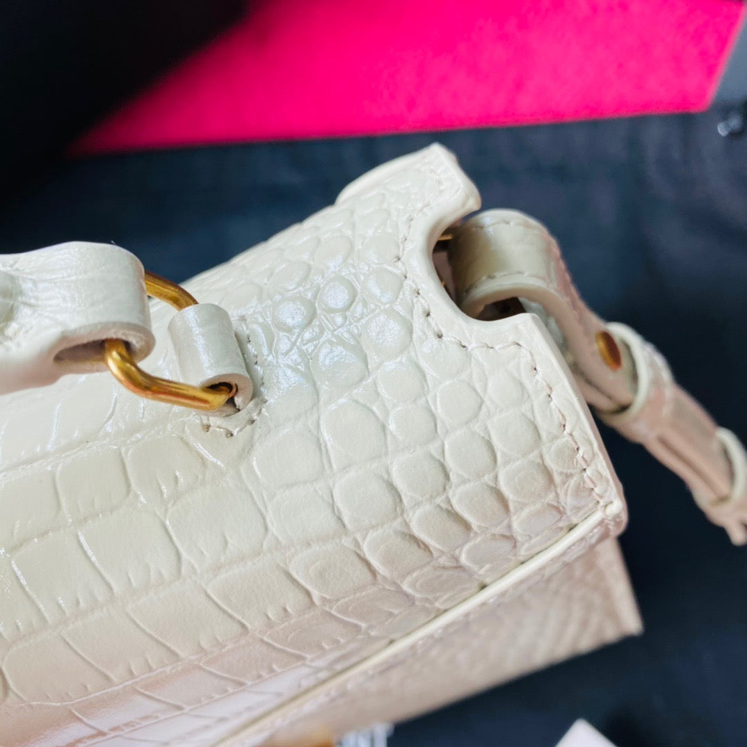 Off-White und schwarze Taschen