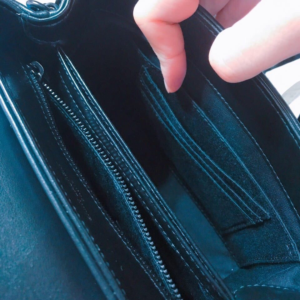 Taschen in Schwarz, Gold und Cremeweiß