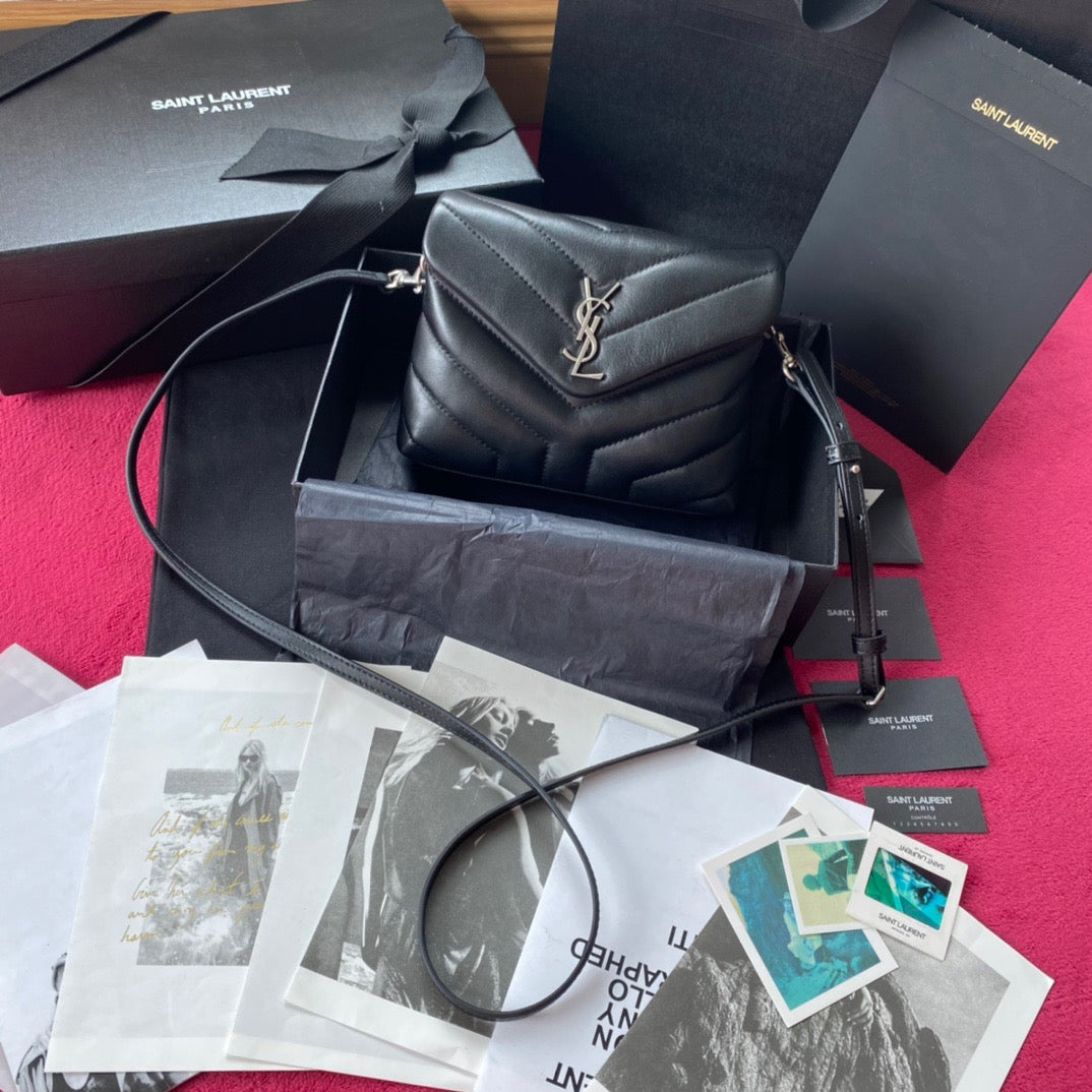 Taschen in Schwarz, Gold und Cremeweiß