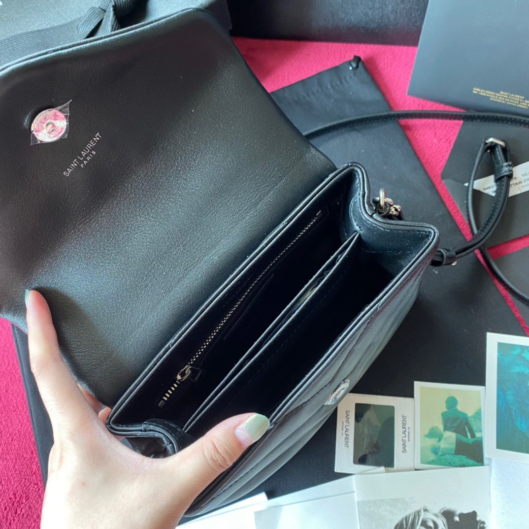 Taschen in Schwarz, Gold und Cremeweiß