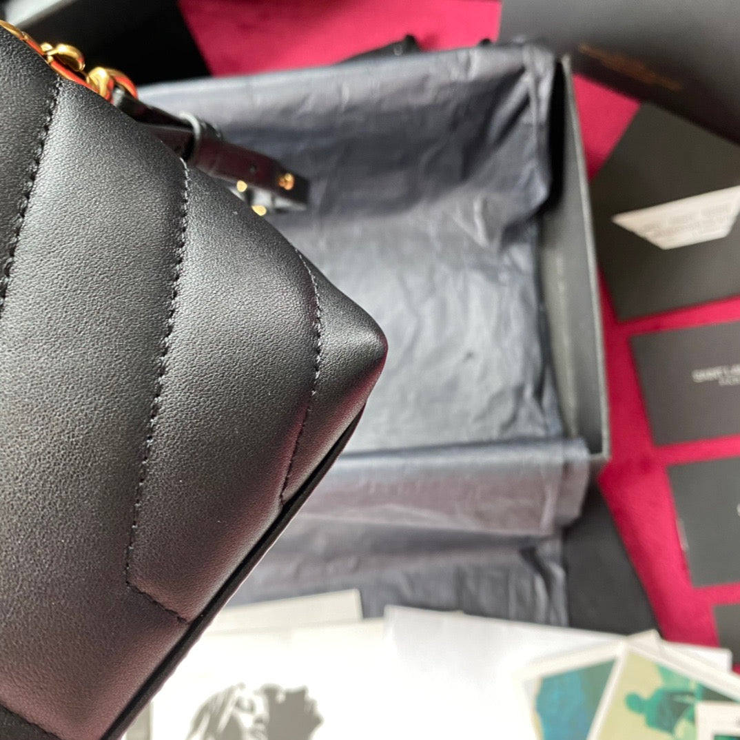 Taschen in Schwarz, Gold und Cremeweiß