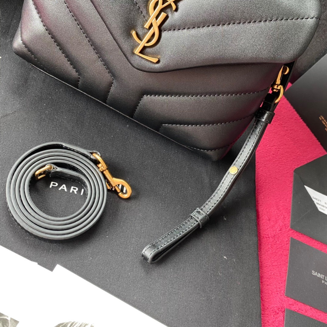 Taschen in Schwarz, Gold und Cremeweiß