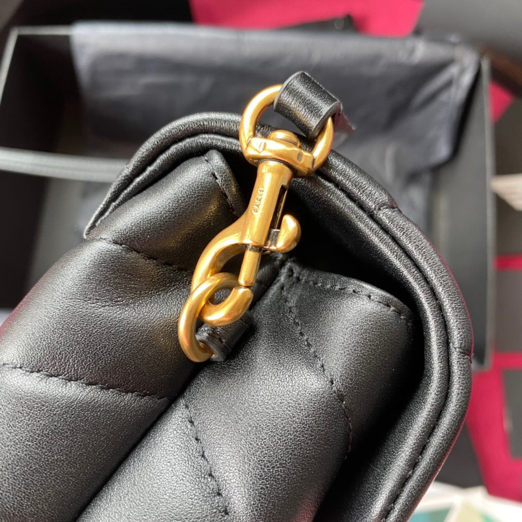 Taschen in Schwarz, Gold und Cremeweiß