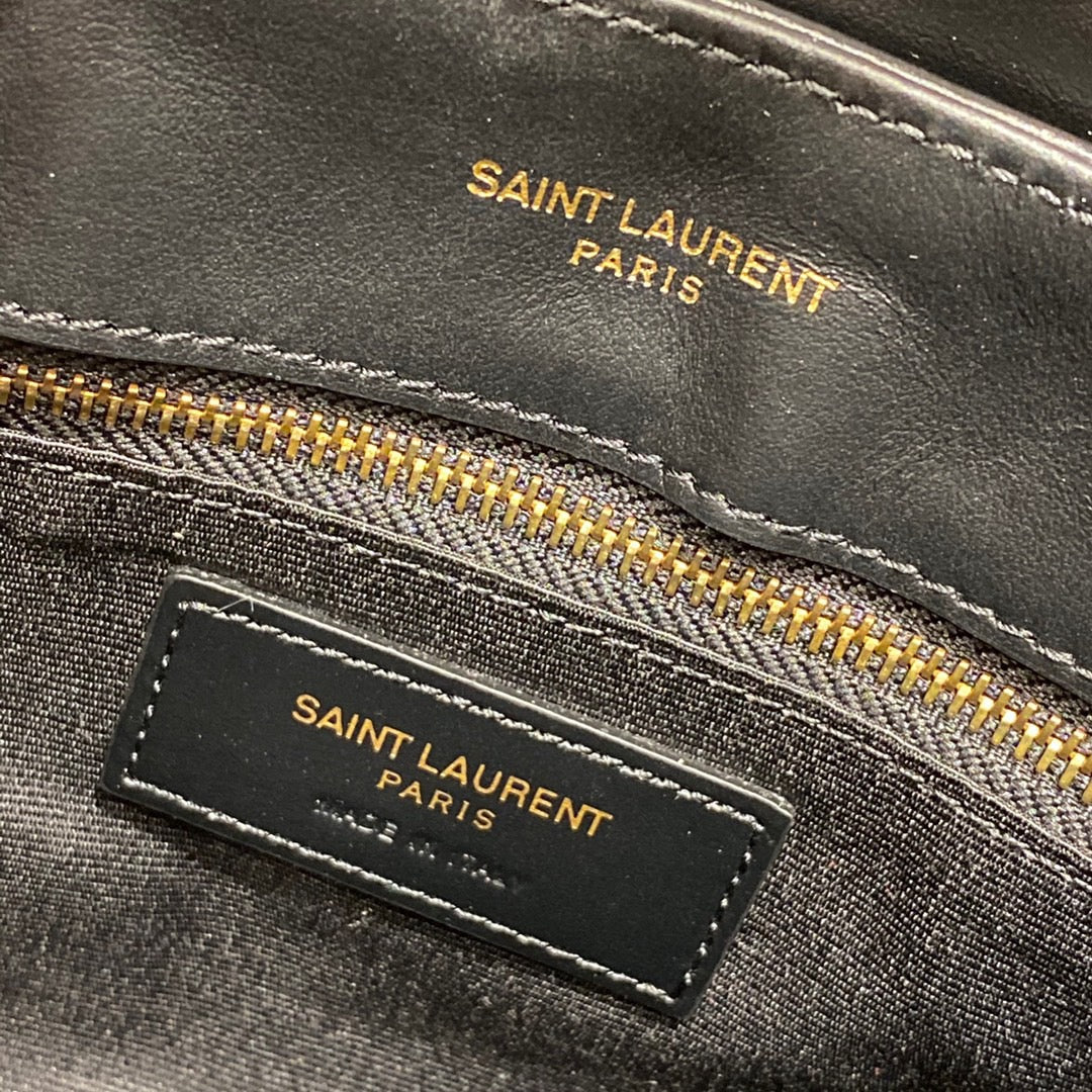 Taschen in Schwarz, Gold und Cremeweiß