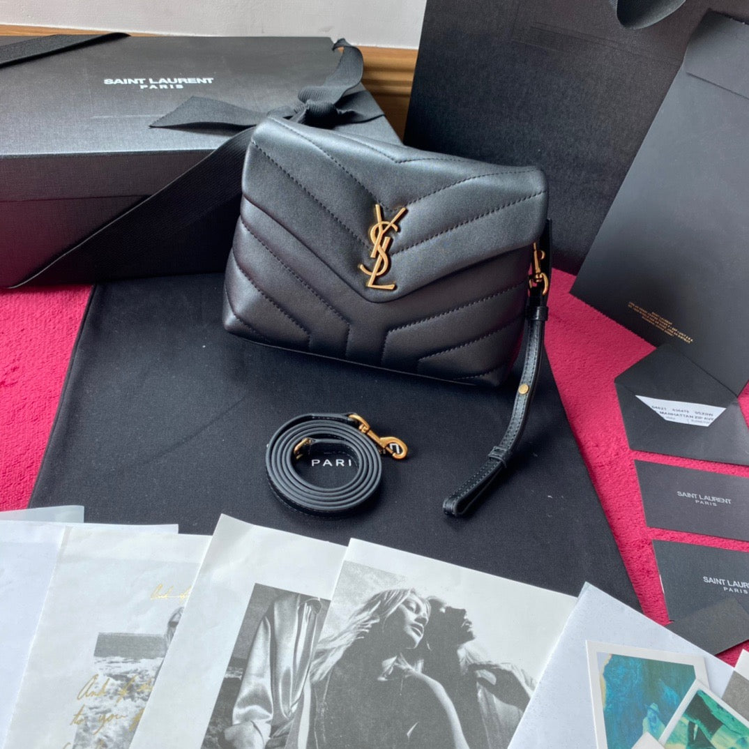Taschen in Schwarz, Gold und Cremeweiß