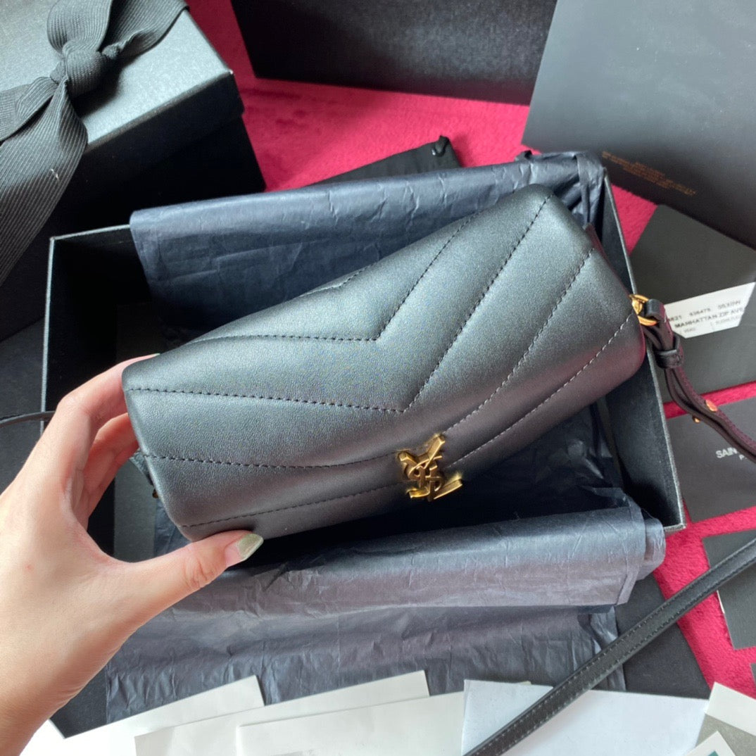 Taschen in Schwarz, Gold und Cremeweiß
